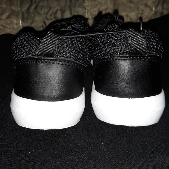 SOLD Boys running shoes - Picture 3 of 4